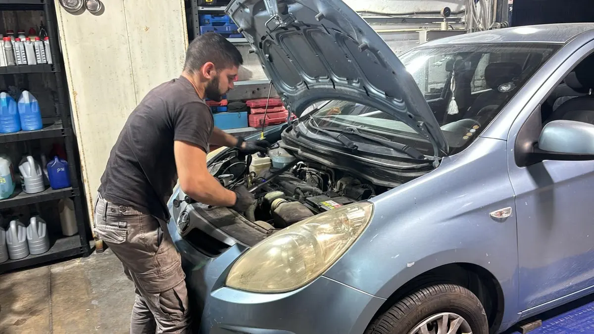 דרור מטפל בתא המנוע של רכב פרטי במוסך